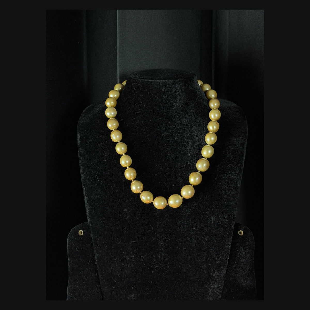 Golden Rare Sea Pearl Necklace with matching earrings, Manci Prestige Collection, view 3