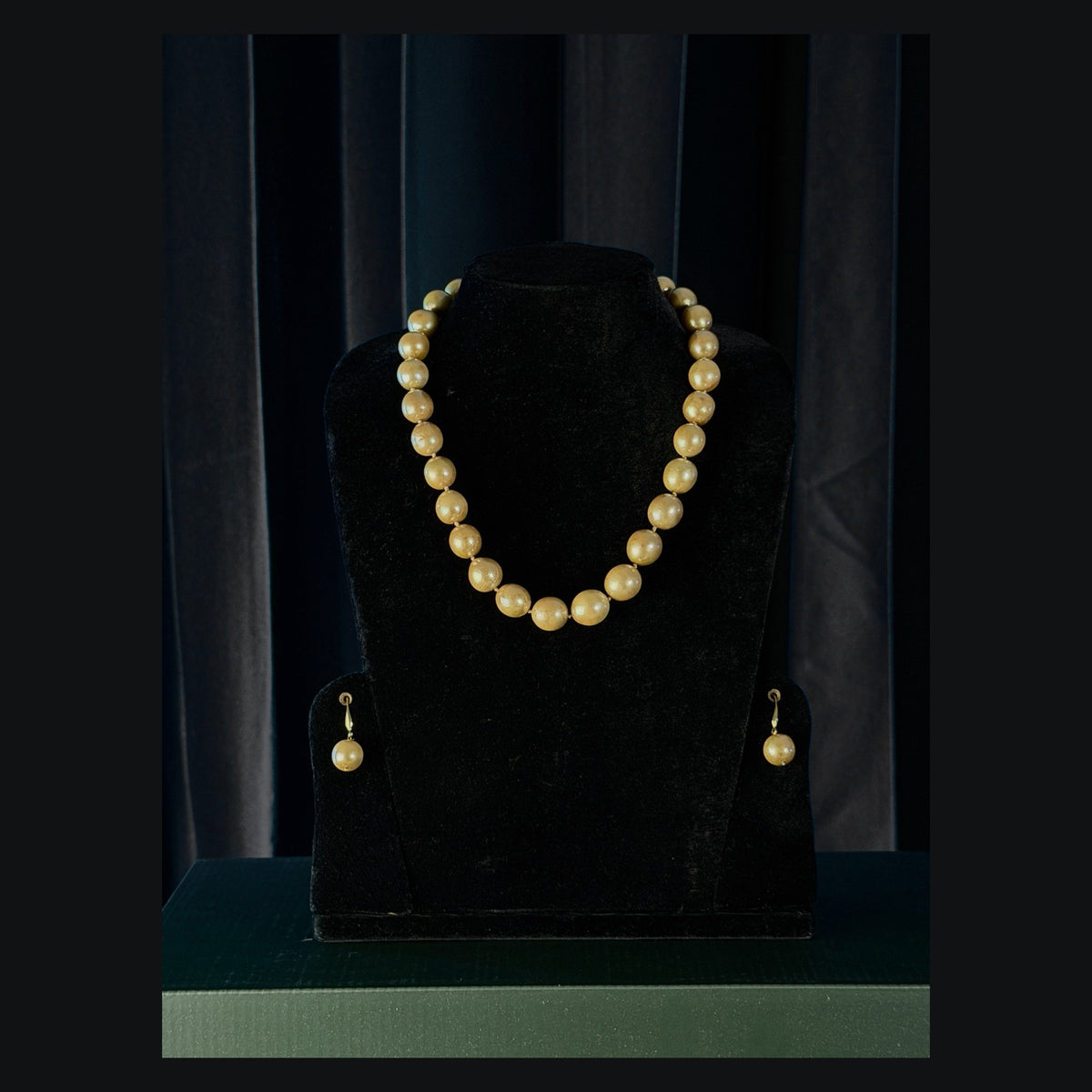 Golden Rare Sea Pearl Necklace with matching earrings, Manci Prestige Collection, view 2